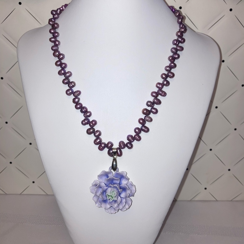 Necklace with flower pendant ❤️